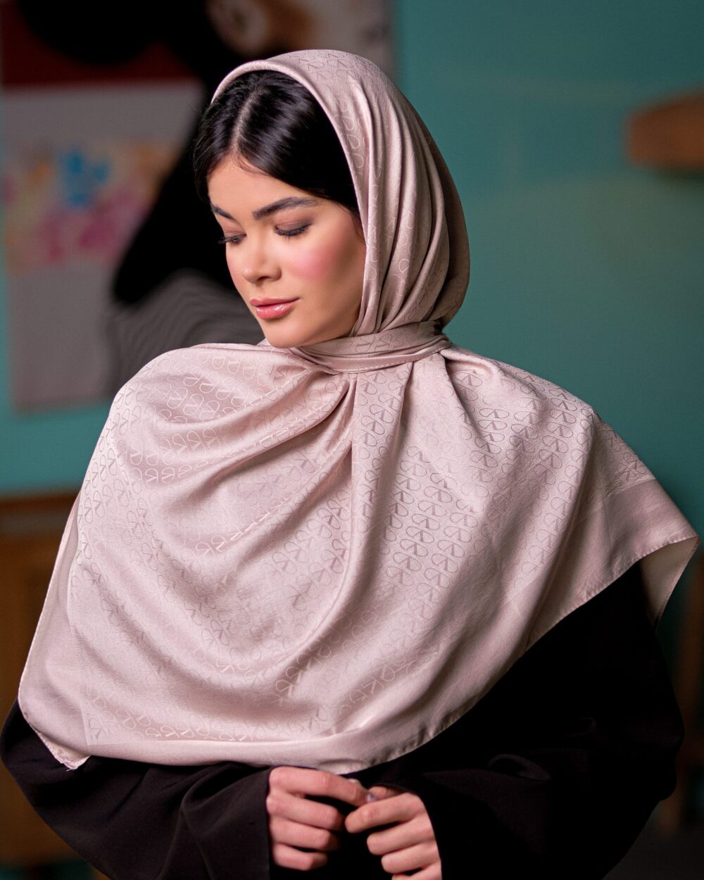 روسری ابریشم قواره ۹۰ Valentino کرم کاریان سر مدل