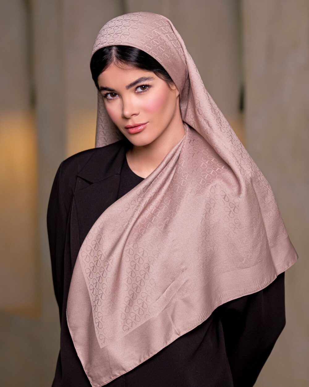 روسری ابریشم قواره ۹۰ Valentino کرم کاریان سر مدل از بغل
