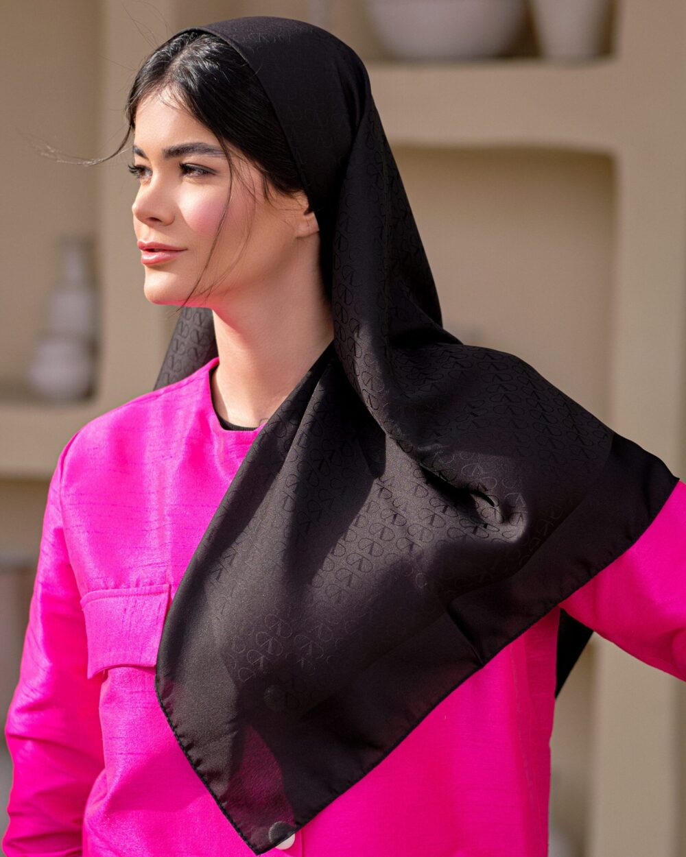 روسری ابریشم قواره ۹۰ Valentino مشکی کاریان سر مدل