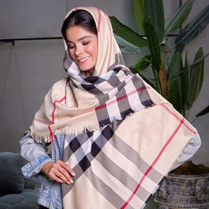 روسری قواره بزرگ طرح بربری کرم کاریان سر مدل از بقل