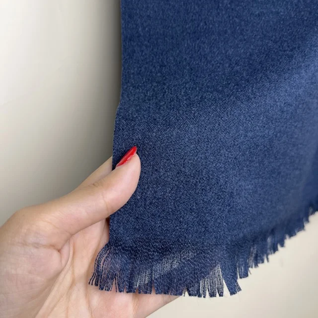 شال موهر ساده تکرنگ ۲ سرمه‌ای کاریان جزییات